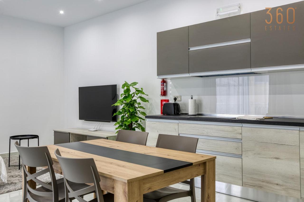 A Lovely 1Br Home With Balcony Just Off The Coast By 360 Estates San Ġiljan Kültér fotó