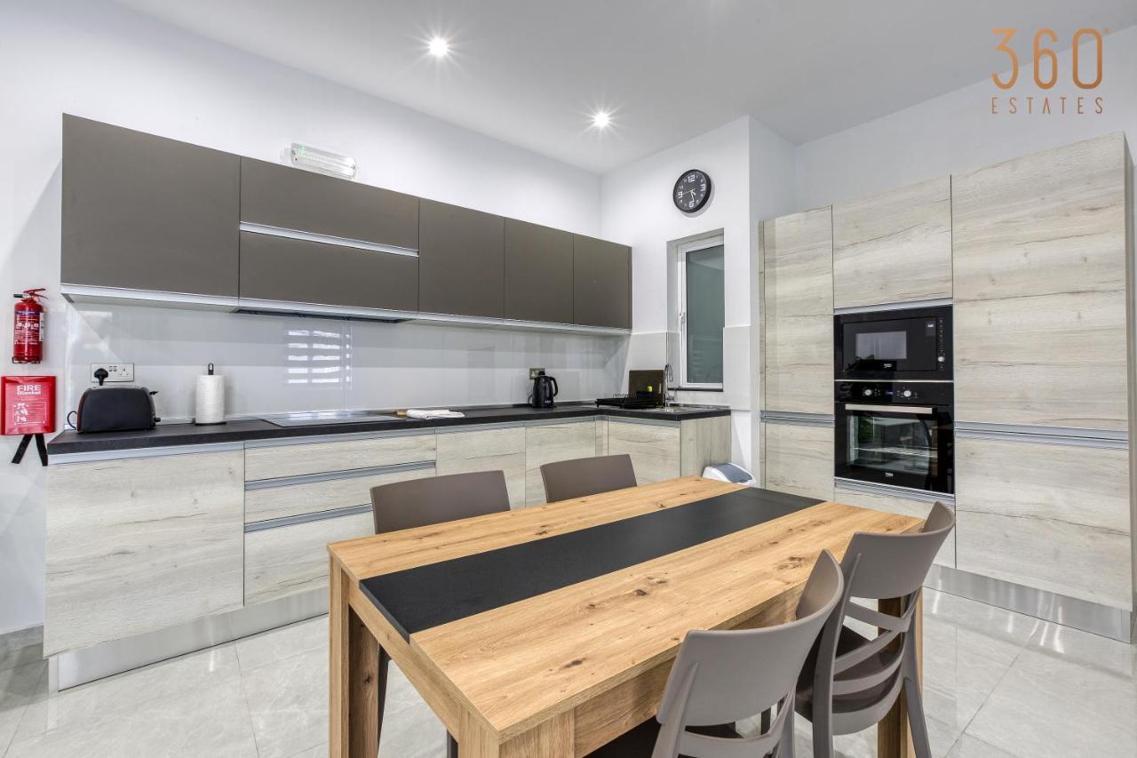 A Lovely 1Br Home With Balcony Just Off The Coast By 360 Estates San Ġiljan Kültér fotó