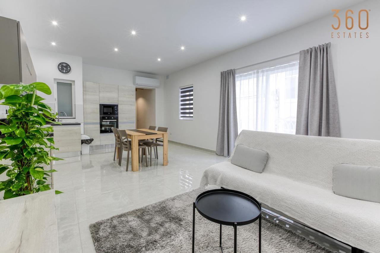 A Lovely 1Br Home With Balcony Just Off The Coast By 360 Estates San Ġiljan Kültér fotó