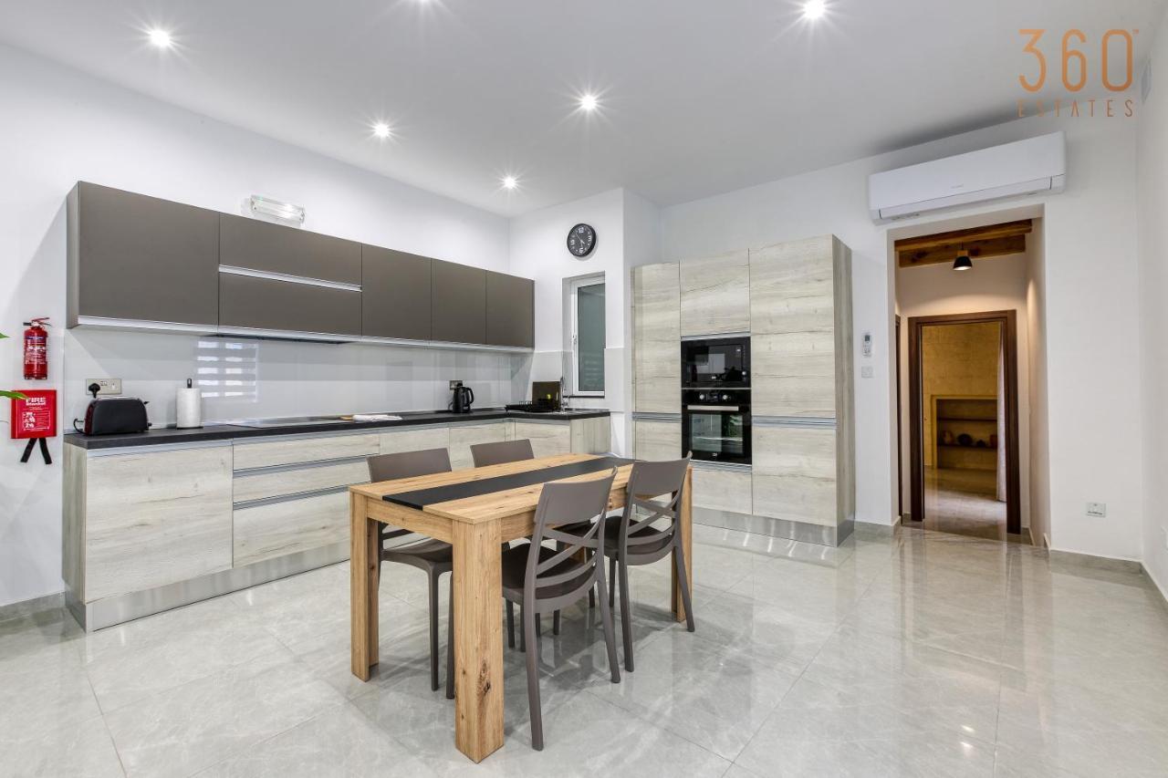 A Lovely 1Br Home With Balcony Just Off The Coast By 360 Estates San Ġiljan Kültér fotó