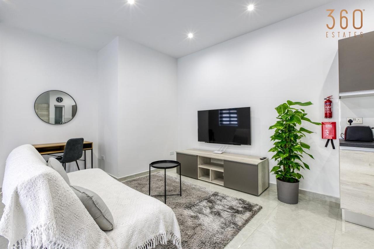 A Lovely 1Br Home With Balcony Just Off The Coast By 360 Estates San Ġiljan Kültér fotó